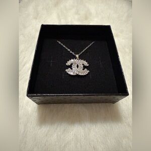 Luxury Style Pendant Necklace Fashion Jewelry Silvertone